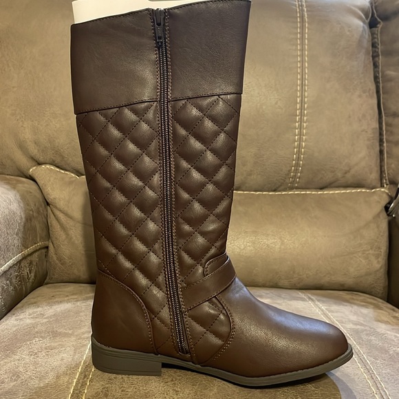 New with tags girls quilted riding boots. Girls size 5. - Picture 5 of 6